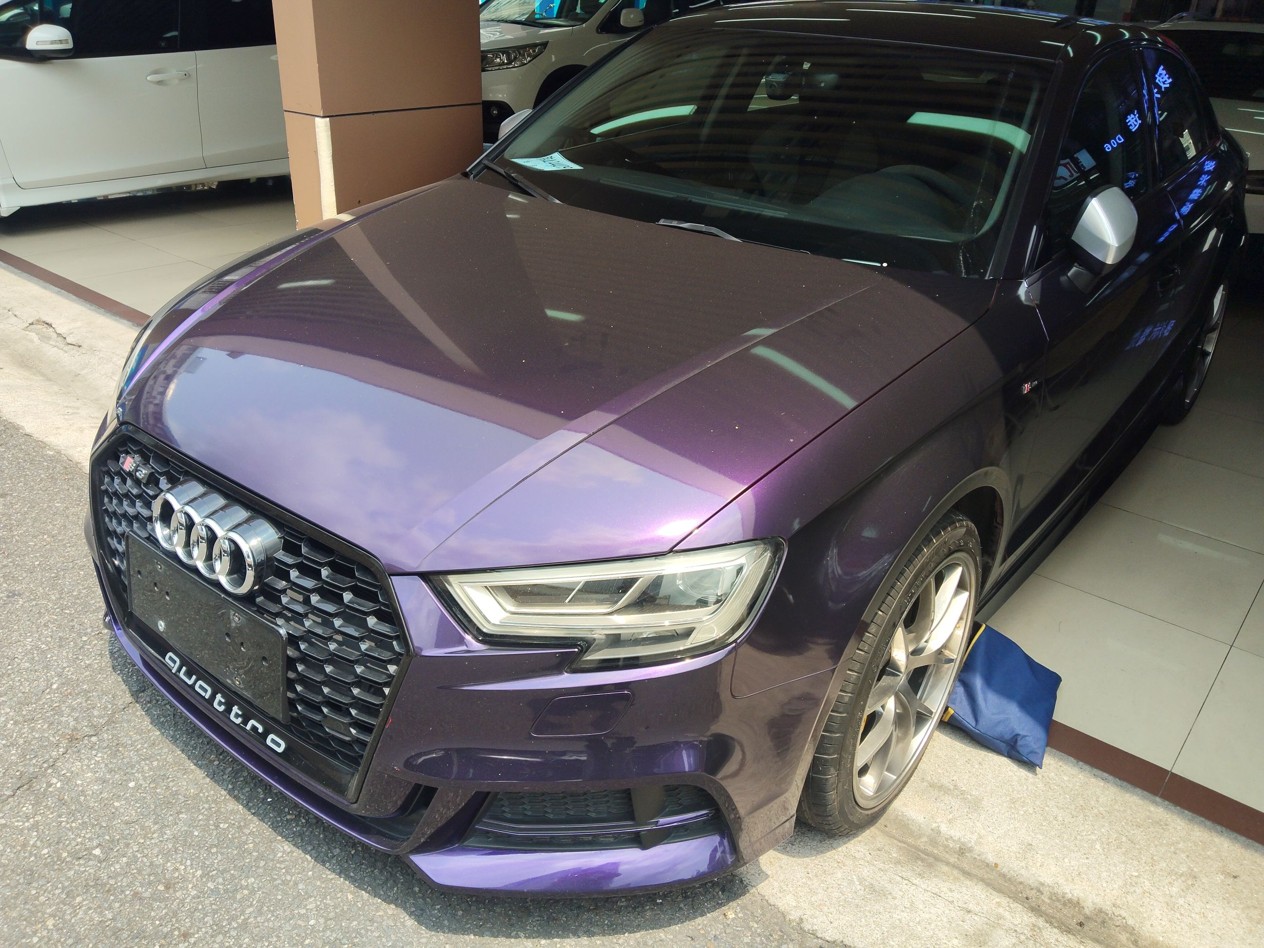 تحت مقدمة السيارة