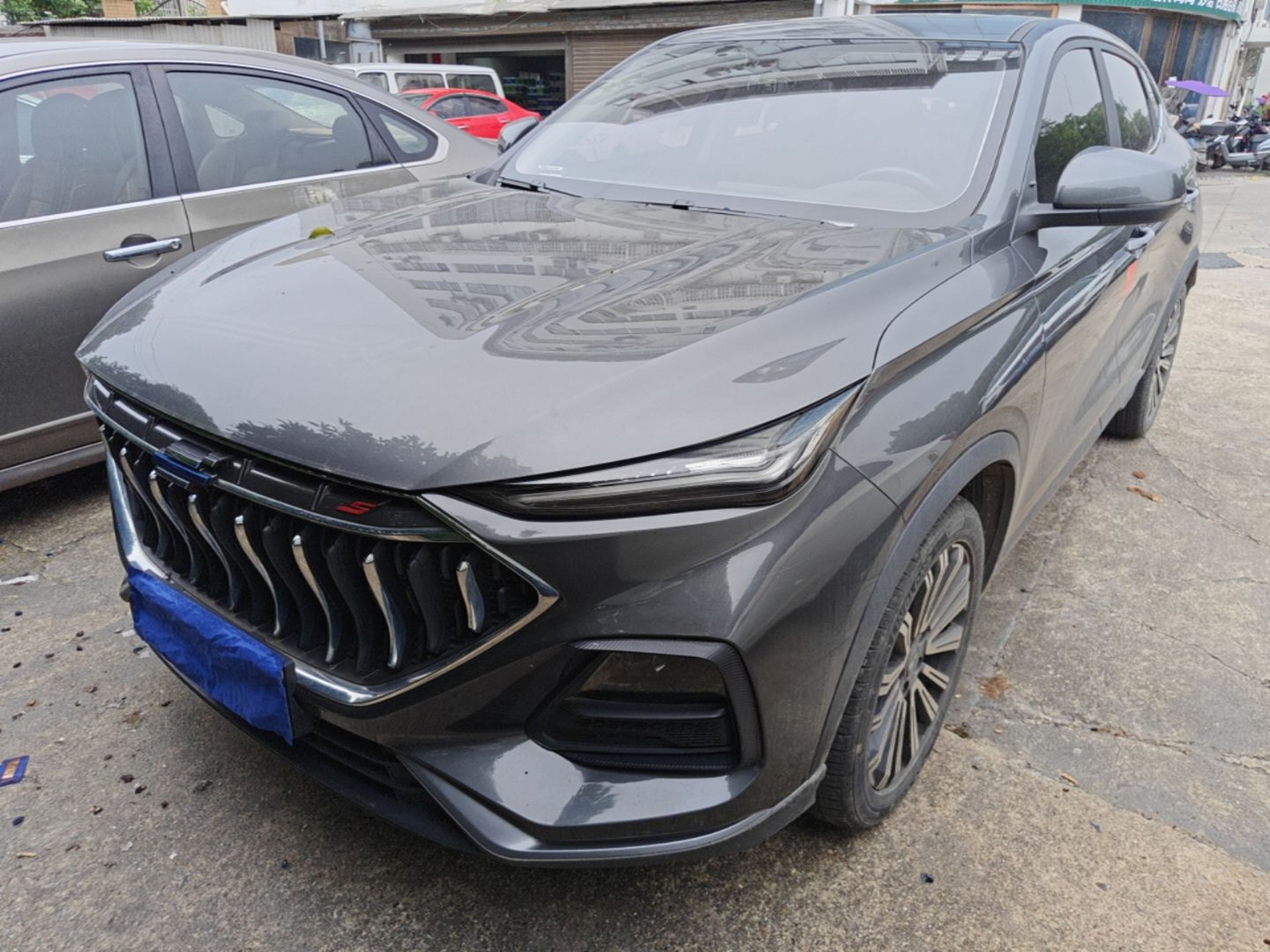 Под передней частью автомобиля