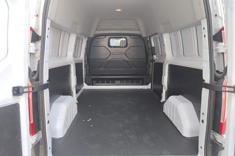 Used Ford Transit 2019 2.0T Diesel Van Mid-Chassis Mid-Roof 3-Seater China VI Standard
