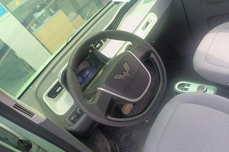 Used Wuling Hongguang MINIEV 2021 Macaron Sandwich Model 120 km Lithium Iron Phosphate Steering Wheel