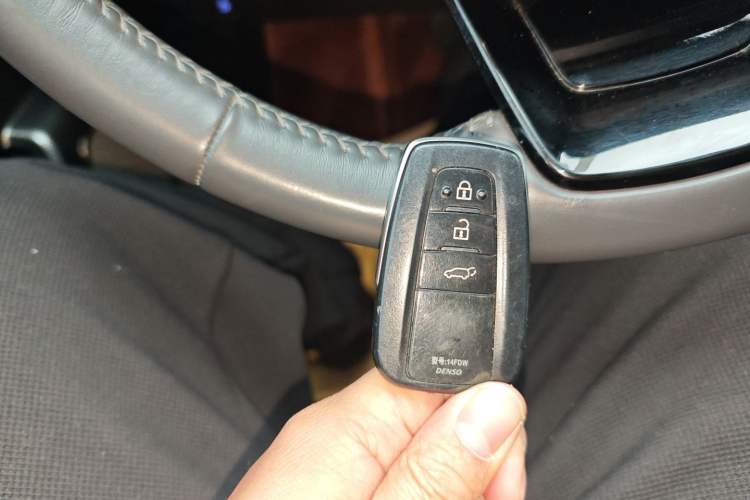 Used Toyota Highlander 2022 Dual-Engine 2.5L Four-Wheel Drive Prestige Version 7 Seats Vehicle Key