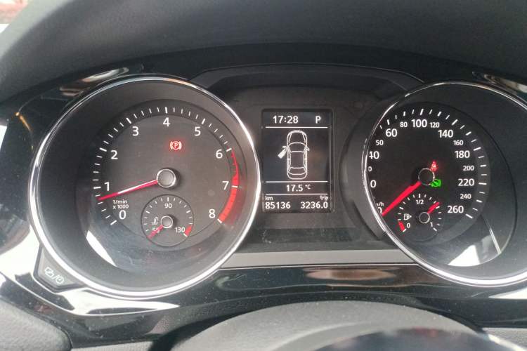 Used Volkswagen Sagitar 2016 280TSI Automatic R-Line Instrument Cluster