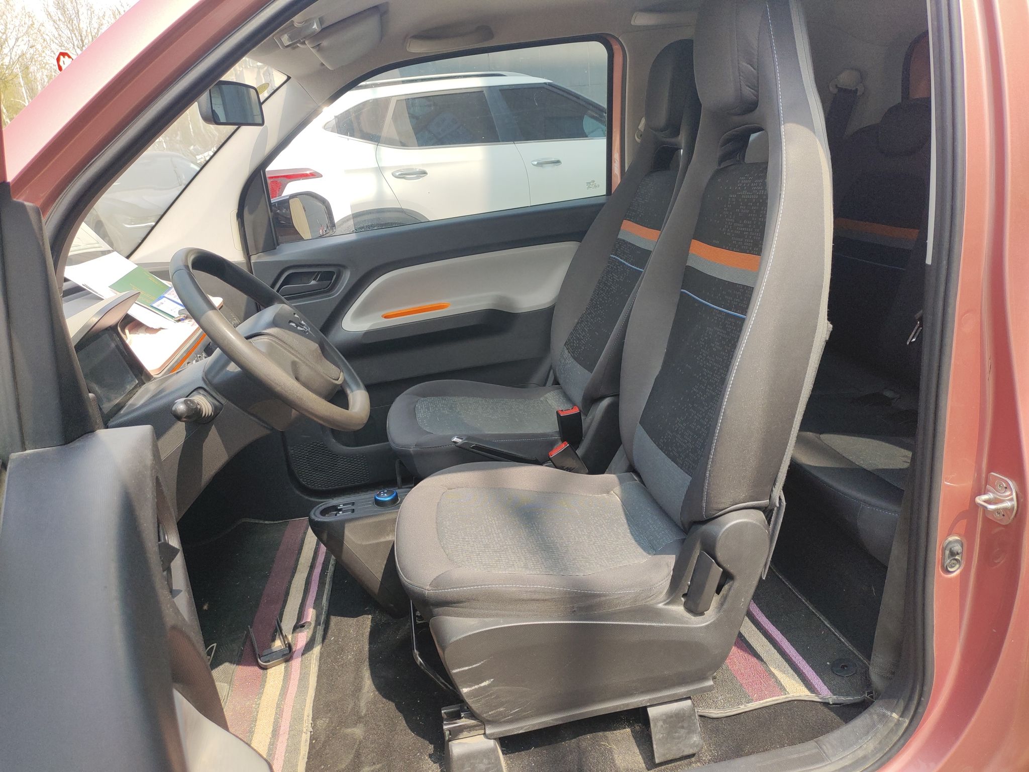 المقاعد الأمامية داخل السيارة