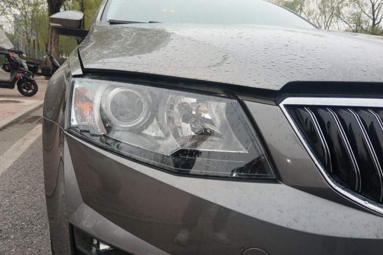 Used Skoda Octavia 2017 1.6L Manual Trend Edition Right Front Headlight