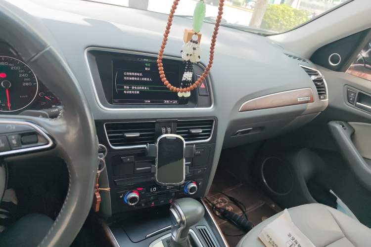 Used Audi Q5 2017 40 TFSI Comfort Model Audio And AC Panel