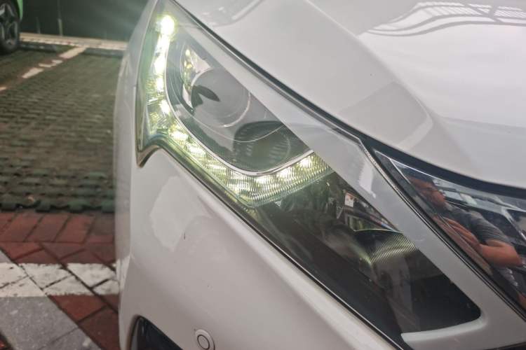 Used BYD Qin New Energy 2015 1.5T Dual-Crown Flagship Plus Edition Right Front Headlight