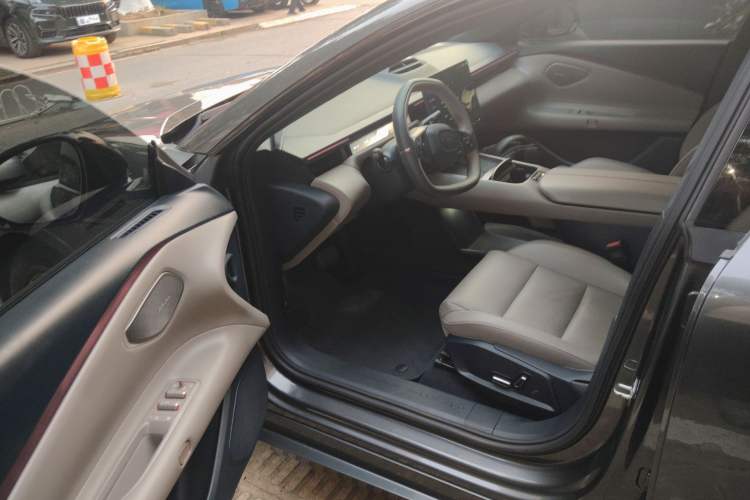 Used Lynk & Co Z10 2025 95 kWh 766 km Range Rear-Wheel Drive Max
