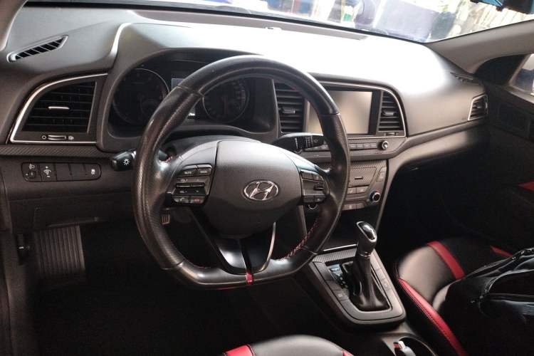 Used Hyundai Elantra (6th Generation / Lingdong) 2018 1.4T Dual-Clutch Xuan Dong · Dynamic Edition Center Console