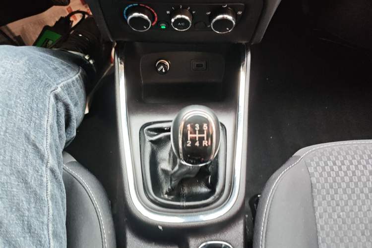 Used Jinbei Gold Hiace 2021 1.5L Passenger Vehicle Engineering Lion 5-Seater
