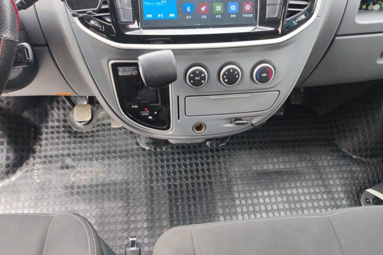 Used SAIC MAXUS Xintu V80 2023 2.0T AMT Classic Aoyuntong Short Wheelbase Ultra-Low Roof 5/6-Seater
