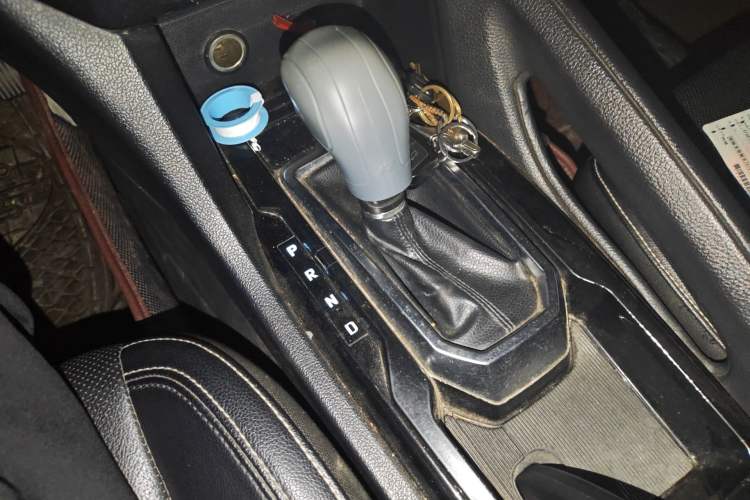 Used JMC Yusheng S350 2016 2.0T Automatic Two-Wheel Drive Gasoline Luxury Version with Sunroof 5 Seats
