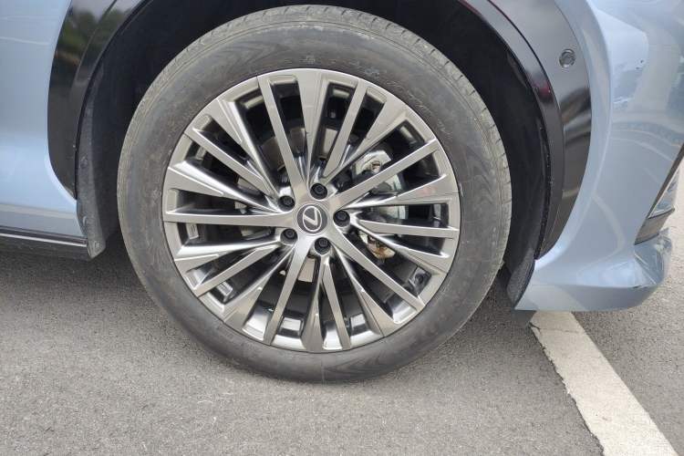 Used Lexus RZ 2023 450e All-Wheel-Drive Luxury Edition Right Front Wheel Hub