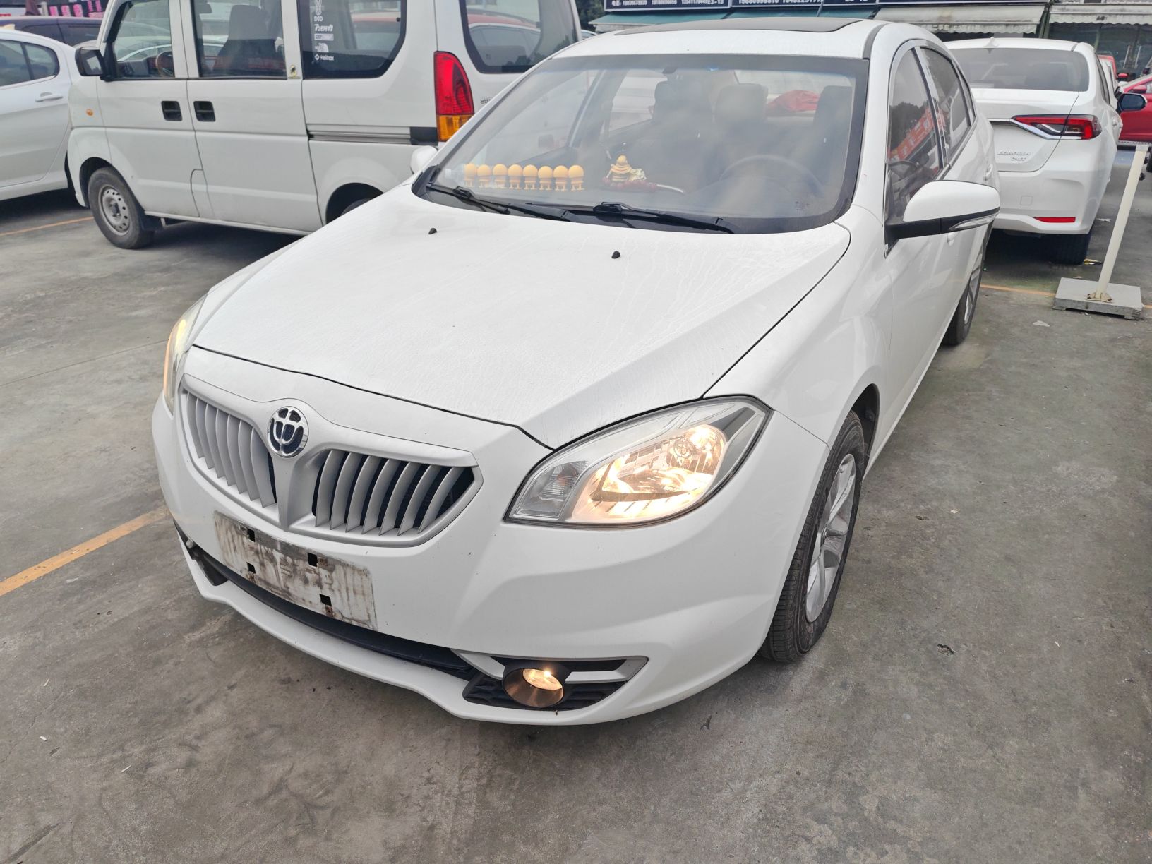 تحت مقدمة السيارة