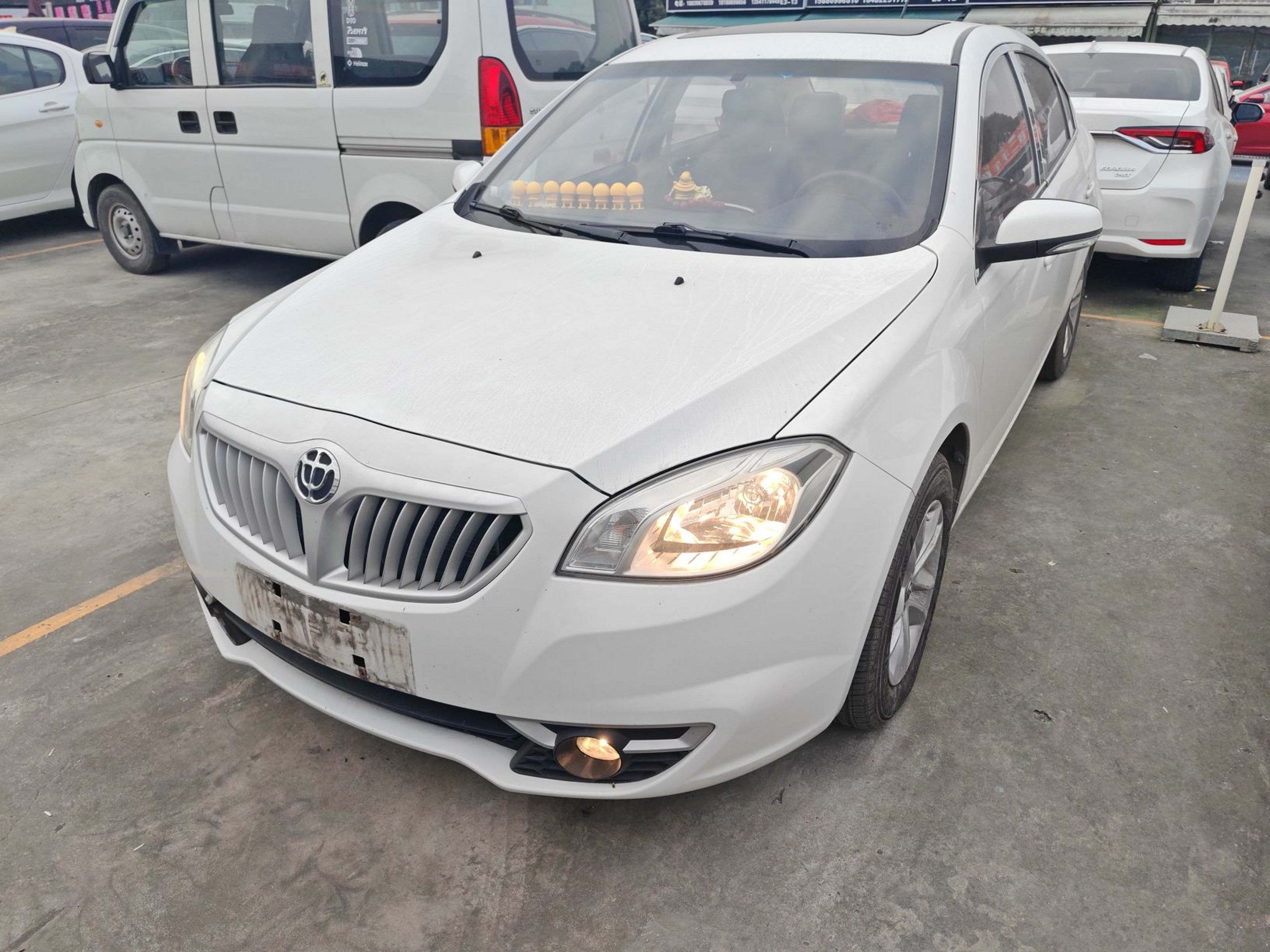 تحت مقدمة السيارة