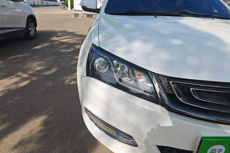 Used Geely Auto Emgrand 2017 Sedan Million Edition 1.5L Manual Luxury Model Right Front Headlight