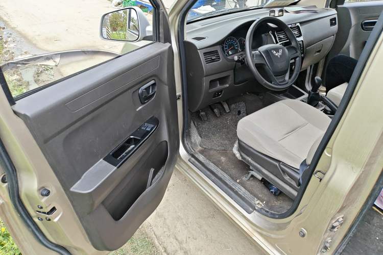 Used Wuling Rongguang V 2016 1.5L Standard Version
