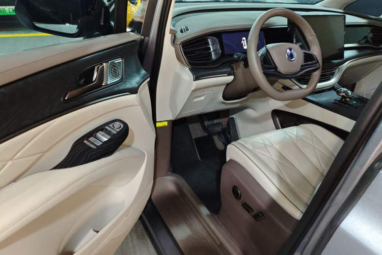 Used Denza D9 2022 DM-i 1040 Prestige Model