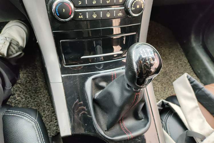 Used Huatai Santa Fe 2016 1.5T Gasoline Manual Two-Wheel Drive Smart Enjoyment i3 Model Gear Lever