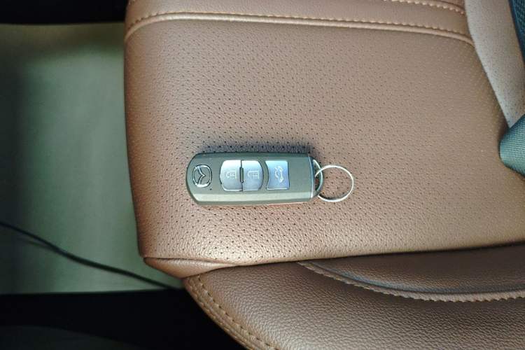 Used Mazda 3 Axela 2019 Cloud-Controlled Sedan 1.5L Automatic Luxury Model China VI Standard Vehicle Key