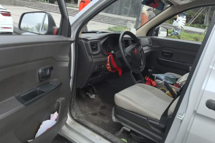 Used Wuling Hongguang V 2022 1.5L Jingqu Edition Enclosed-Window Vehicle with Hydraulic Power Steering LAR Driver Seat