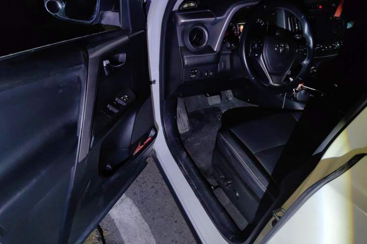 Used Toyota RAV4 2016 2.0L CVT Two-Wheel Drive Smart Edition China V Standard Driver Seat