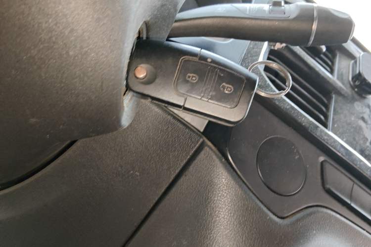 Used JMC Fushun 2023 2.0T Manual Diesel Long-Wheelbase High-Roof Business Van with Dual Rear Tires 6–9 Seats
