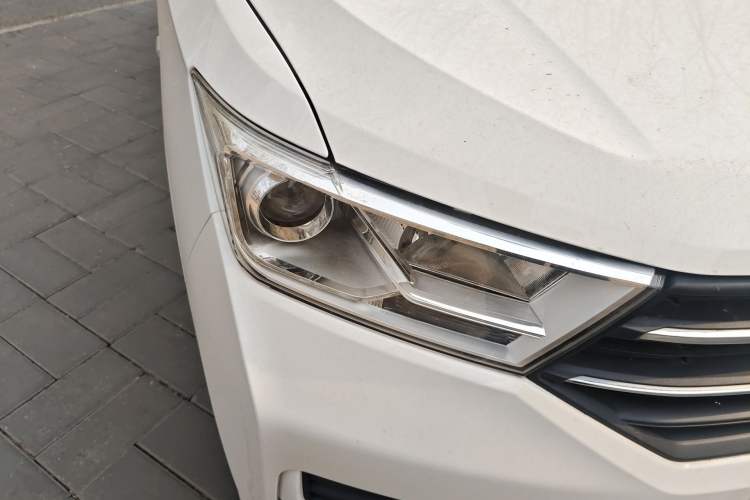 Used Wuling Hongguang 2018 1.5L S Standard Version L2B Right Front Headlight