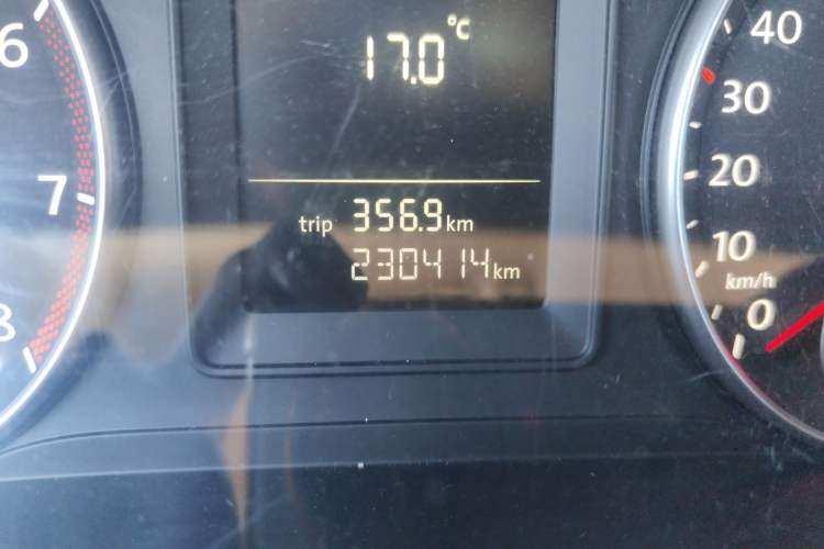 Used Volkswagen Touran 2011 1.4T DSG Zhiya Edition 5 Seats Odometer Close Up