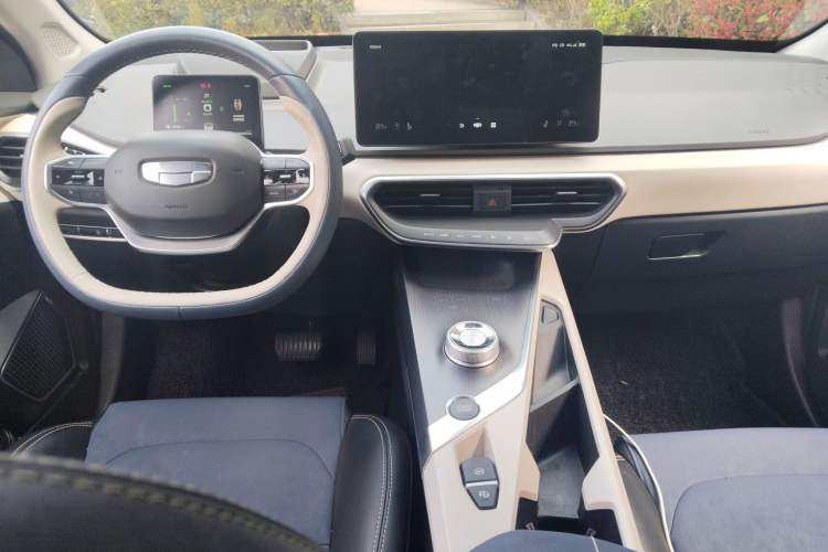 Used Geometry A 2021 Pro Enhanced High-Efficiency Range Version 600KM A600 PowerCube Edition Center Console