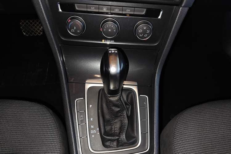Used Volkswagen Golf 2018 230TSI Automatic Comfort Model Gear Lever
