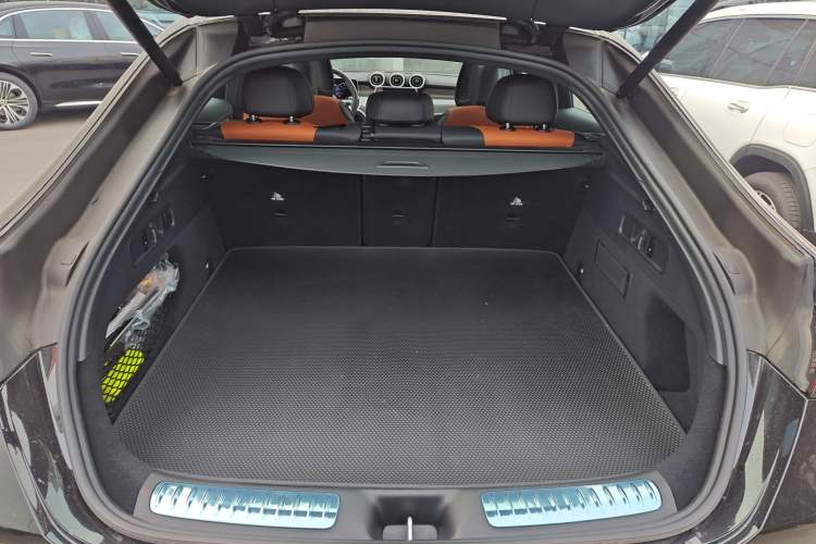 Used Mercedes-Benz GLC Coupe 2025 GLC 260 4MATIC Coupe SUV
