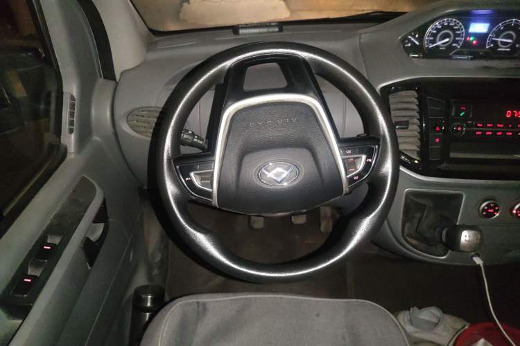 Used SAIC MAXUS Xintu V80 2019 2.5T Classic Model 6-Speed Manual Aotong Long Wheelbase Mid-Height 7-Seater
