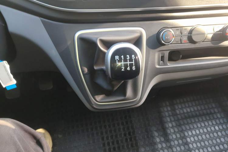 Used SAIC MAXUS Xintu V80 2025 Value Edition Aoyuntong 2.0T Manual Short Wheelbase Mid-Height 127 Ps 5/6 Seats