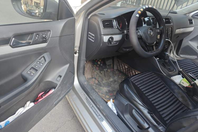 Used Volkswagen Sagitar 2017 230TSI Automatic Comfort Version Driver Seat