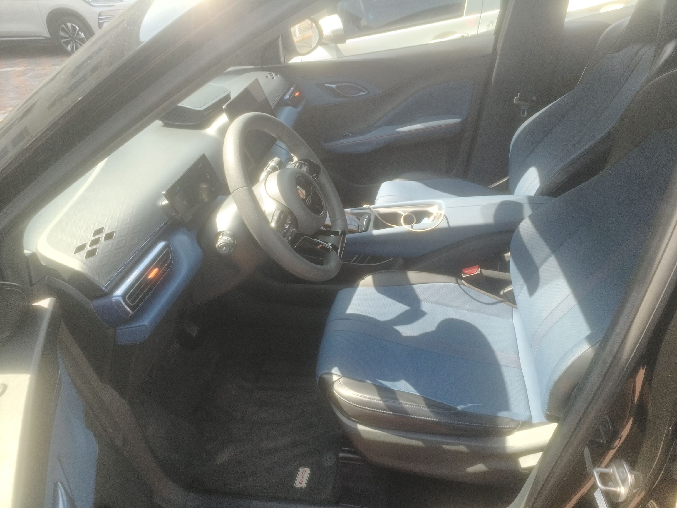 المقاعد الأمامية داخل السيارة