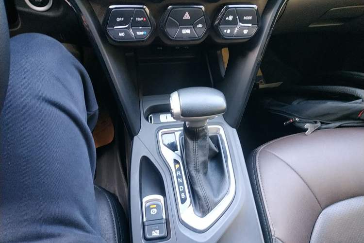 Used GAC Trumpchi GS4 2016 235T G-DCT Luxury Edition Gear Lever