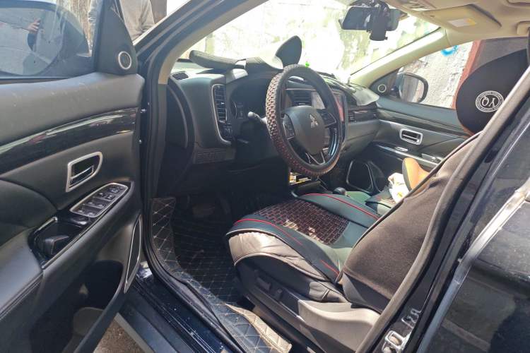 Used Mitsubishi Outlander 2019 2.0L Two-Wheel Drive Comfort Edition 5 Seats China VI Standard Interior 3