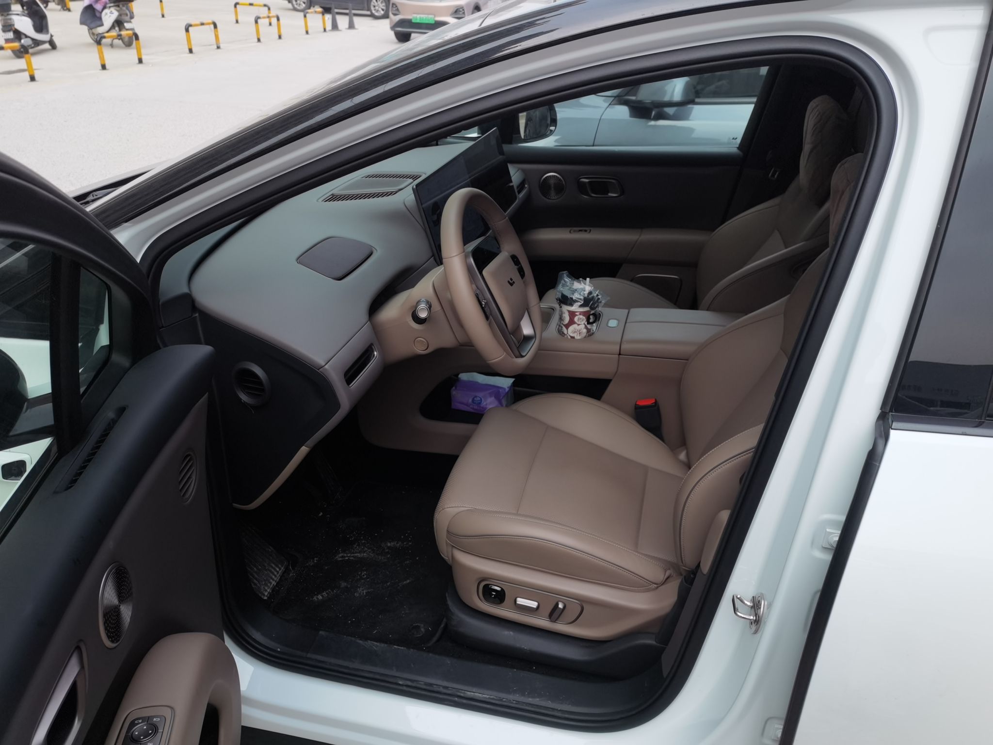 Переднее сиденье в автомобиле