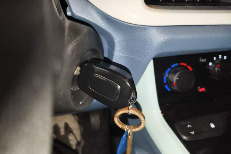 Used Dongfeng NAMMI BOX 2022 Revised Light Wind Edition 201 km Standard Version
