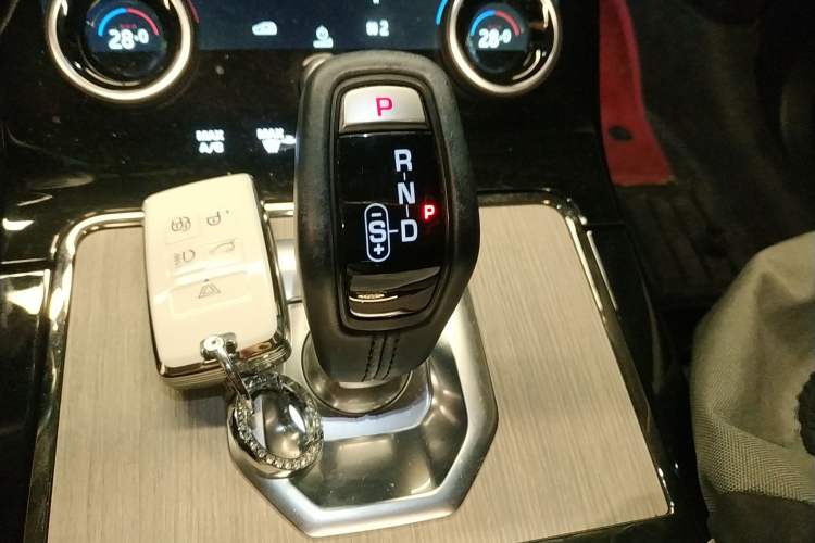 Used Land Rover Range Evoque 2022 Aurora L 249 PS R-Dynamic Luxury Edition Gear Lever