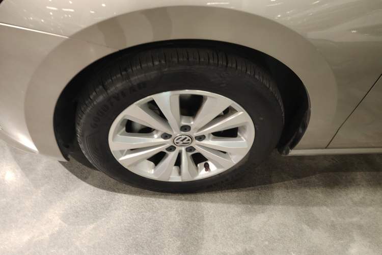 Used Volkswagen Golf Sportsvan 2016 230TSI Automatic Trend Edition Left Front Wheel Hub