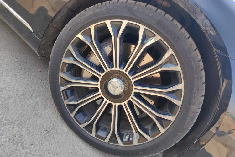 Used Mercedes-Benz Maybach S-Class 2020 S 450 4MATIC Collector's Edition Right Front Wheel Hub