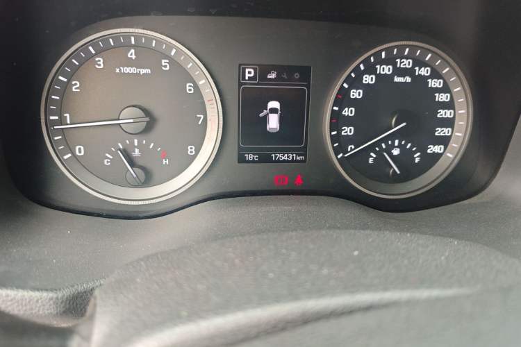 Used Hyundai Tucson 2015 1.6T Dual-Clutch Two-Wheel-Drive Leading Model Odometer Close Up