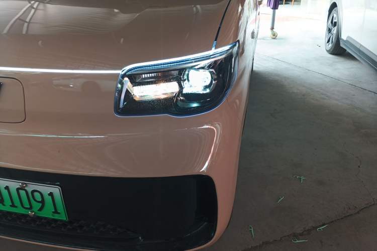 Used Wuling Zhiguang New Energy 2025 Model 305km Ambitious Edition Left Front Headlight