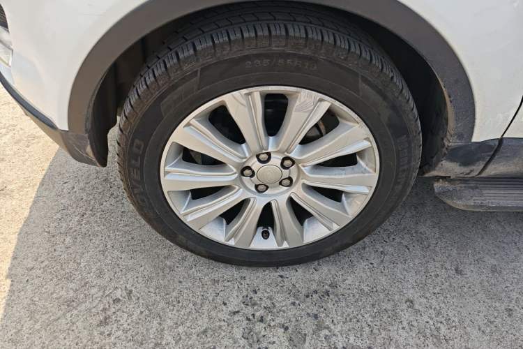 Used Land Rover Range Evoque 2015 2.0T Five-Door Zhiyao Edition Left Front Wheel Hub