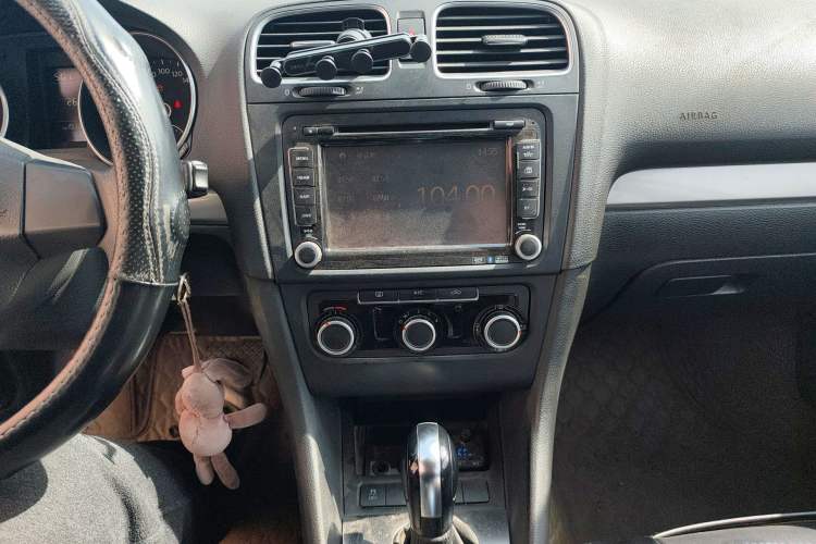 Used Volkswagen Golf 2012 1.6L Automatic Fashion Model Audio And AC Panel