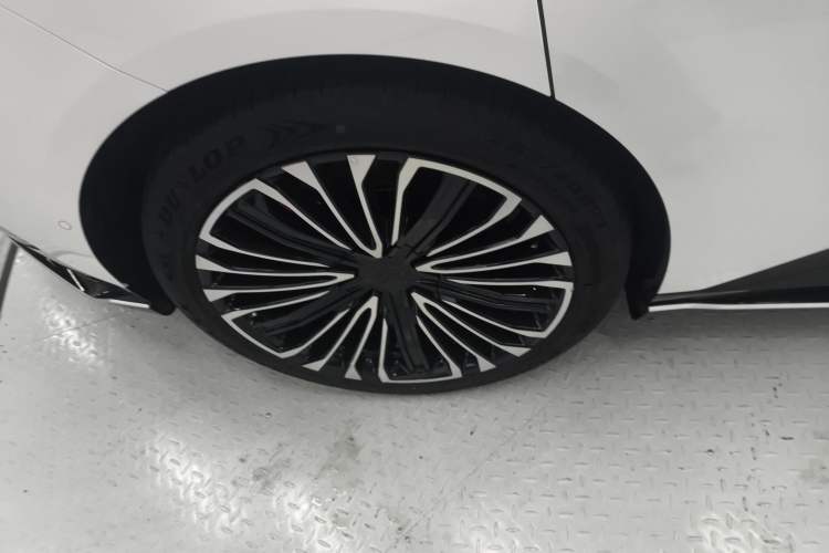 Used Avatr 12 2025 Updated Ultra All-Electric Four-Wheel Drive Right Rear Wheel Hub