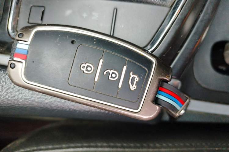 Used JMC Yusheng S350 2014 2.4T Automatic 2WD Diesel Luxury Version with Sunroof 5 Seats