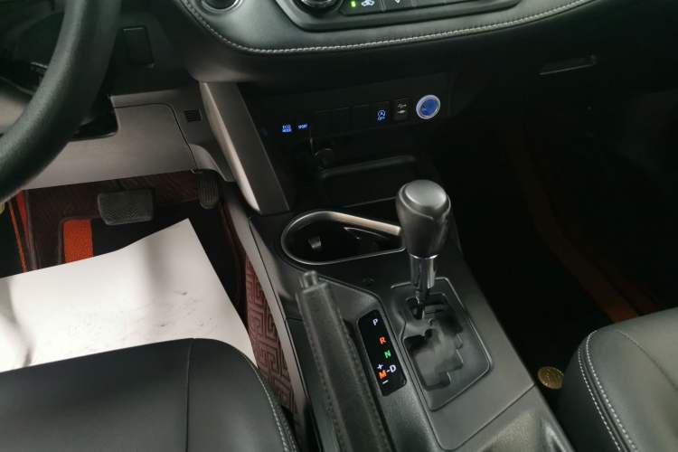 Used Toyota RAV4 2016 2.0L CVT Two-Wheel Drive Fashion Edition China V Standard