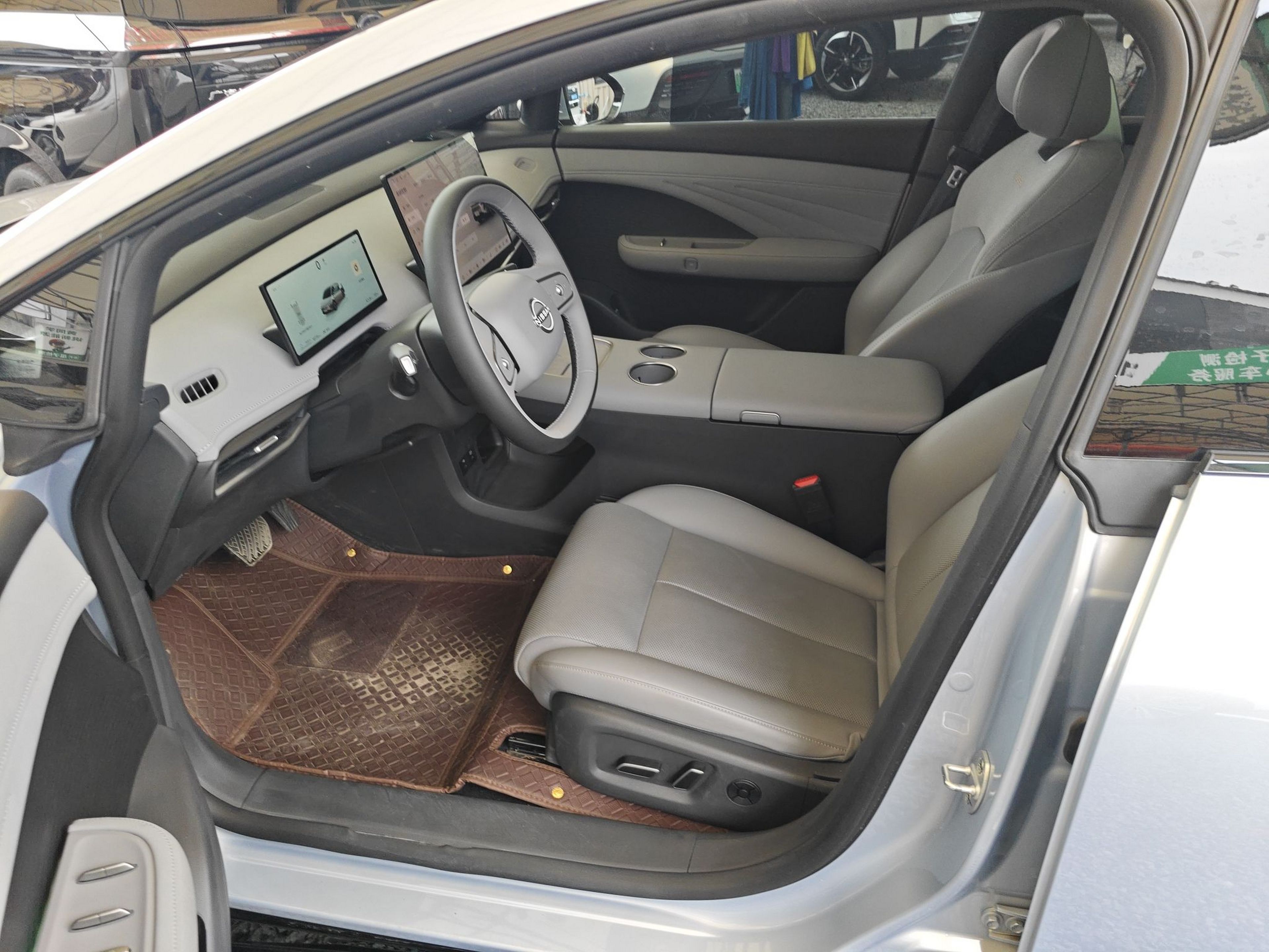 المقاعد الأمامية داخل السيارة